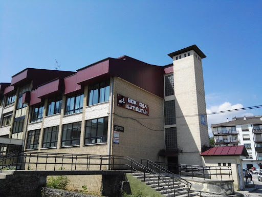 Instituto De Educación Secundaria Ies Toki Ona, Escuela secundaria en Bera,Navarra