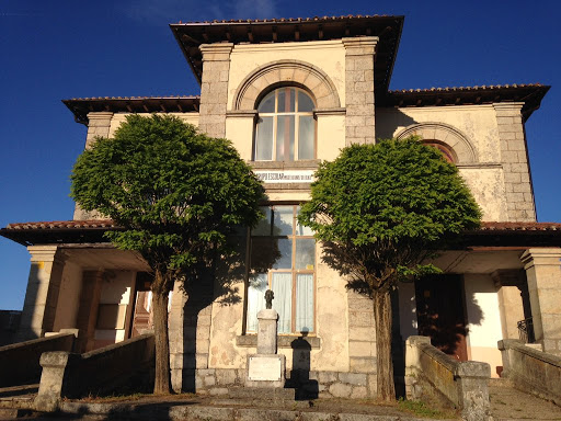 Biblioteca Miguel Álvarez de Eulate, Escuela en Hontoria del Pinar,Burgos