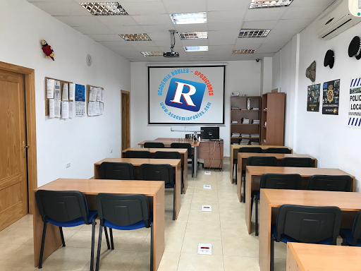 ACADEMIA ROBLES OPOSICIONES: GUARDIA CIVIL-POLICÍA NACIONAL Y LOCAL-SES-CORREOS-JUNTA EXTREMADURA, Escuela en Villanueva de la Serena,Badajoz
