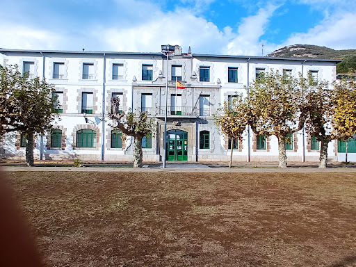Residencia Militar de Acción Social de Estudiantes Patronato Virgen del Puerto, Oficina del gobierno local en Santoña,Cantabria