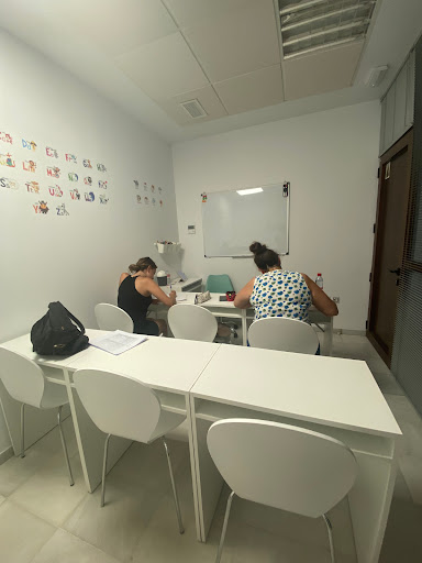 Academia El Despertar, Escuela abarrotada en Sanlúcar la Mayor,Sevilla